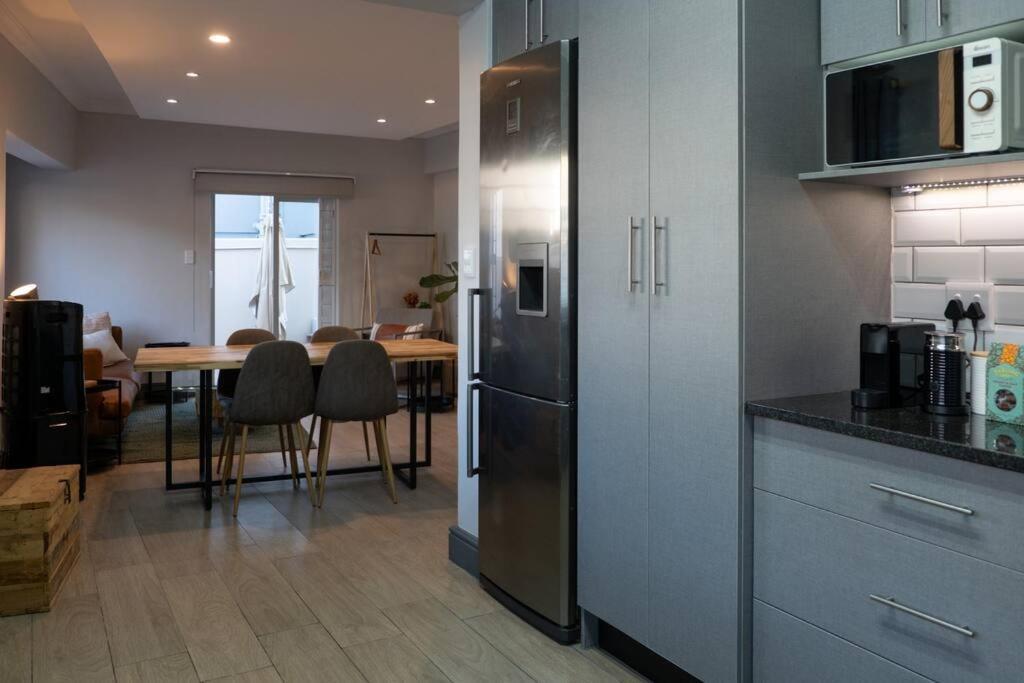 1 Zeanor In Sea Point Apartment Cape Town